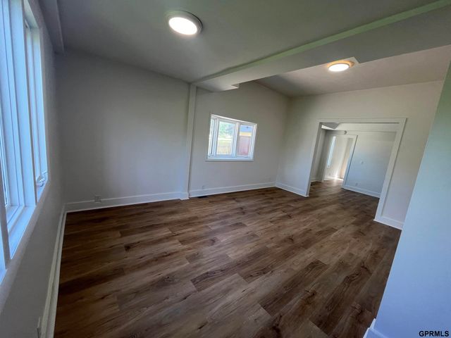 1015 Center Street, Omaha, NE 68108