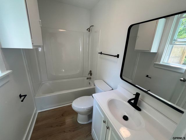 1015 Center Street, Omaha, NE 68108