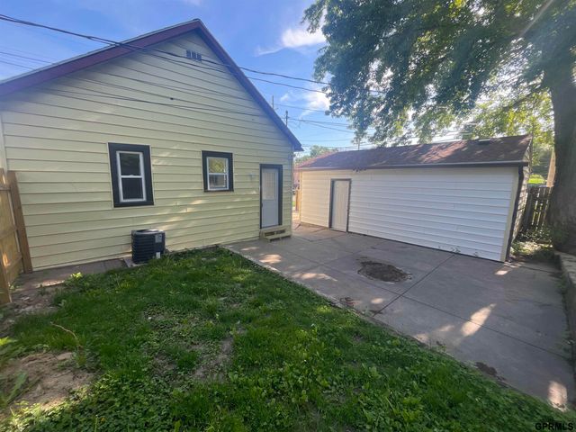 1015 Center Street, Omaha, NE 68108