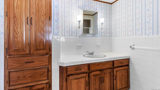 1049 IVY LN, Terrell Hills, TX 78209