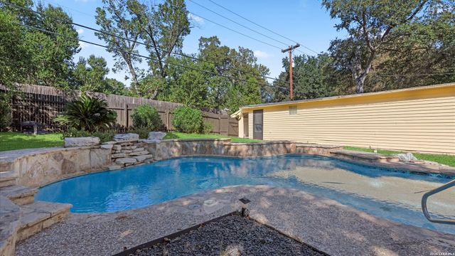 1049 IVY LN, Terrell Hills, TX 78209