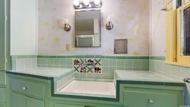 1049 IVY LN, Terrell Hills, TX 78209