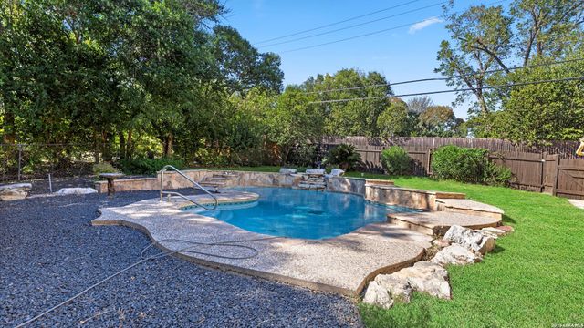 1049 IVY LN, Terrell Hills, TX 78209