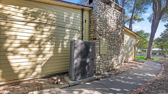 1049 IVY LN, Terrell Hills, TX 78209
