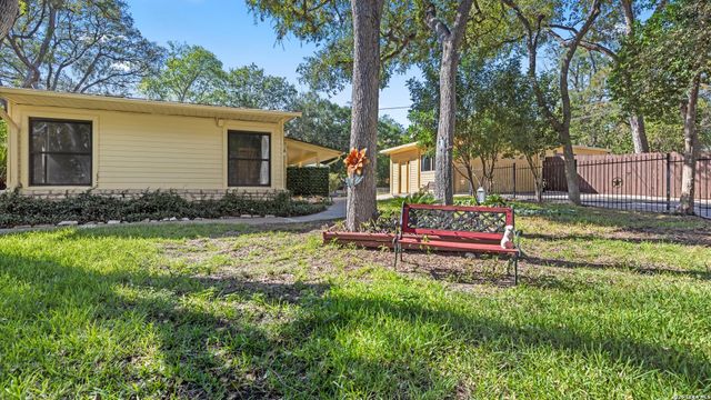 1049 IVY LN, Terrell Hills, TX 78209