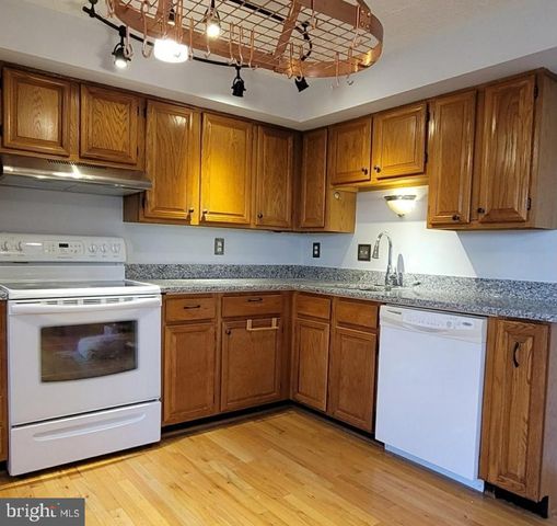 7974 TYSON OAKS CIR, Vienna, VA 22182