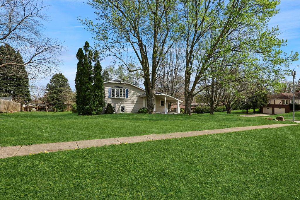 3301 Melanie Drive, Urbandale, IA 50322