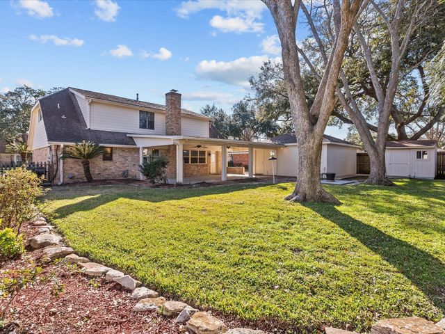 2105 S Memorial Court, Pasadena, TX 77502