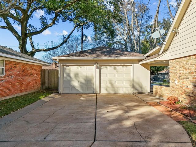 2105 S Memorial Court, Pasadena, TX 77502