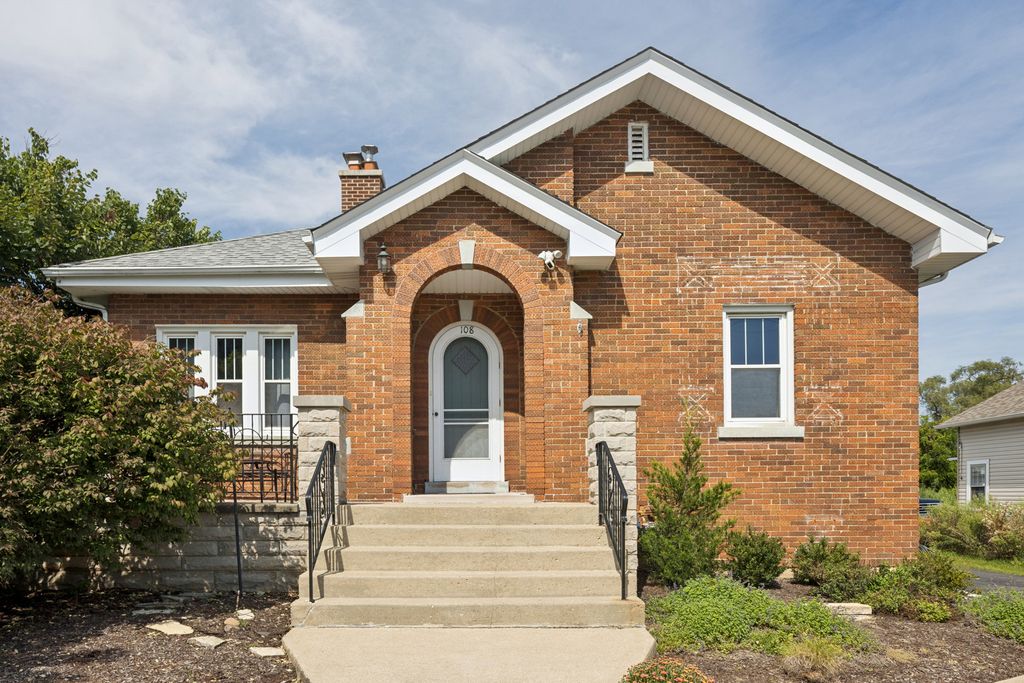 108 W Naperville Road, Westmont, IL 60559