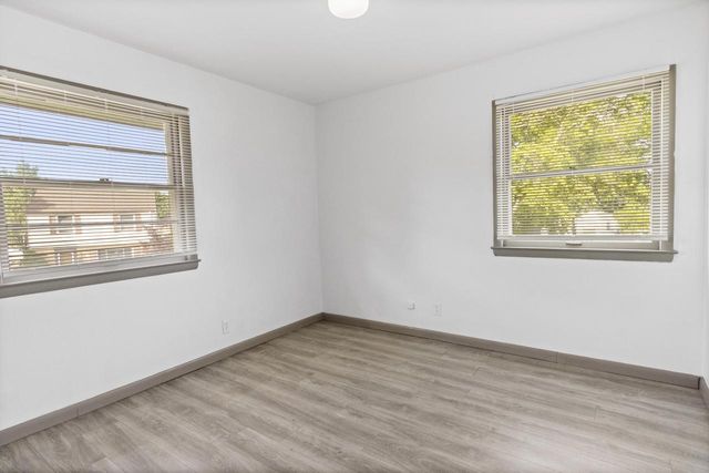 9625 W Metcalf PLACE, Milwaukee, WI 53222