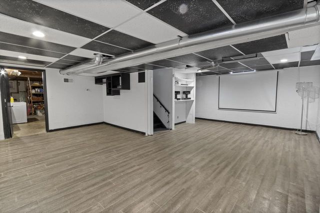 9625 W Metcalf PLACE, Milwaukee, WI 53222