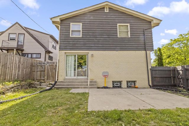 9625 W Metcalf PLACE, Milwaukee, WI 53222