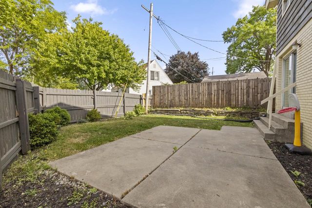 9625 W Metcalf PLACE, Milwaukee, WI 53222