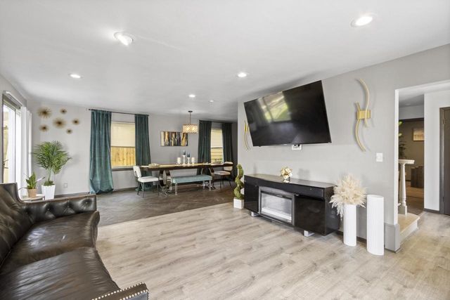 9625 W Metcalf PLACE, Milwaukee, WI 53222