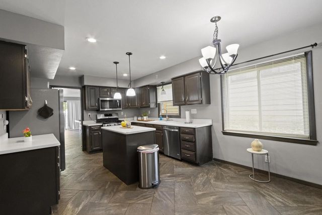 9625 W Metcalf PLACE, Milwaukee, WI 53222