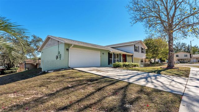 1203 BRANDON LAKES CIRCLE, Valrico, FL 33594