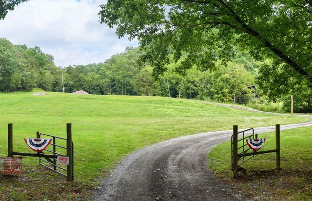 1505 Dark Hollow Rd, Lafayette, TN 37083