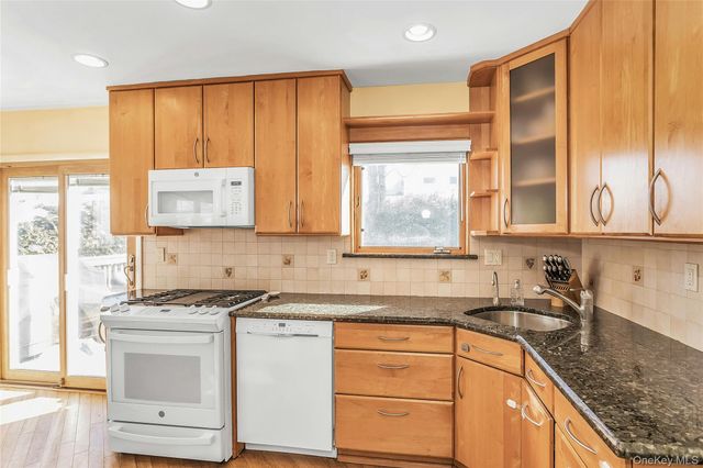 2066 Holland Way, Merrick, NY 11566