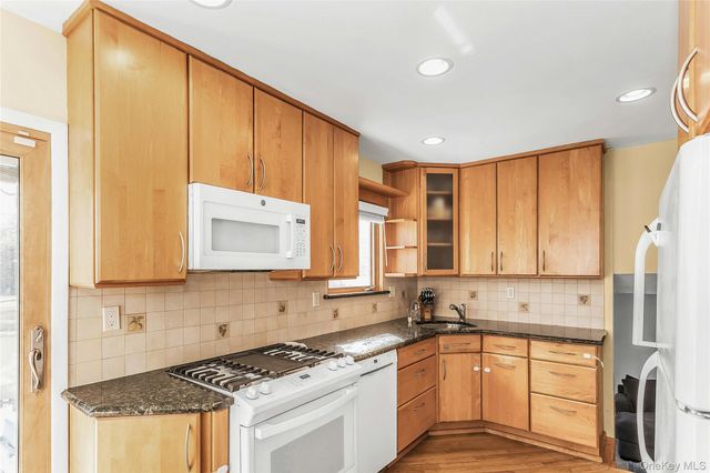 2066 Holland Way, Merrick, NY 11566