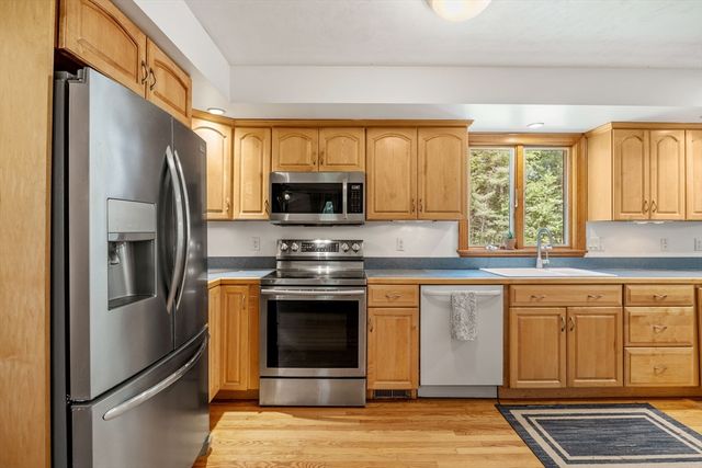 8 Johnson Dr, Lakeville, MA 02347