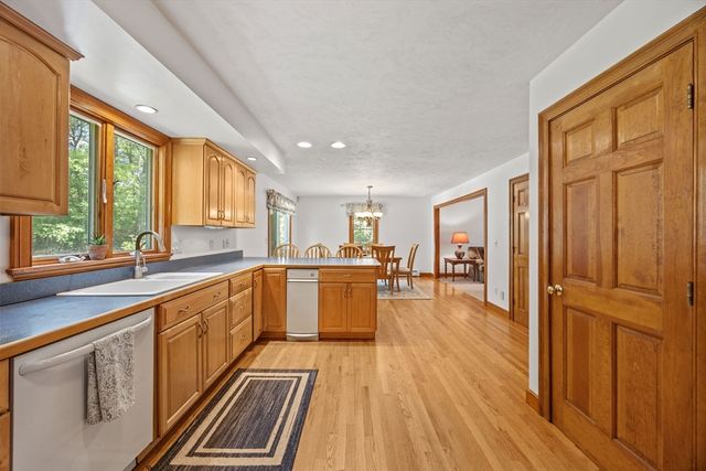 8 Johnson Dr, Lakeville, MA 02347