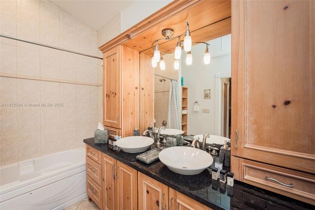 302 Balboa St 0, Hollywood, FL 33019