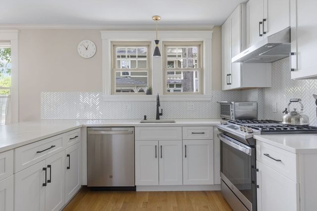 72 Clyde St 1, Newton, MA 02460