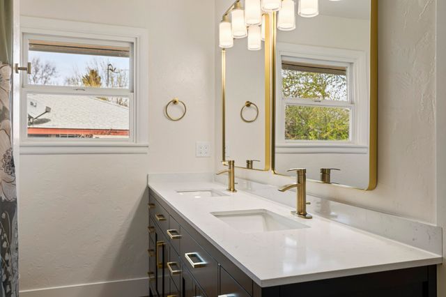 755 NW Canyon Drive, Redmond, OR 97756