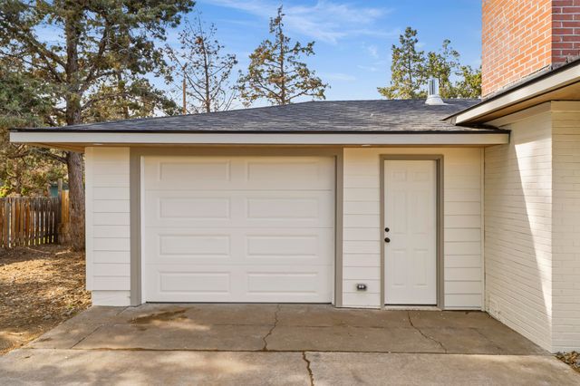 755 NW Canyon Drive, Redmond, OR 97756