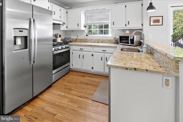 4 EATON CT, Hopewell, NJ 08525