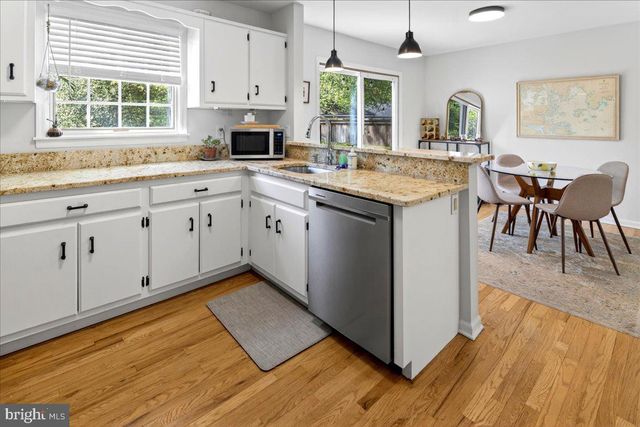 4 EATON CT, Hopewell, NJ 08525