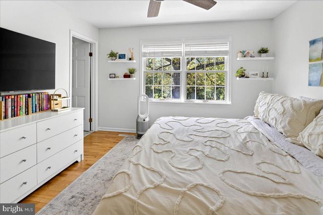 4 EATON CT, Hopewell, NJ 08525