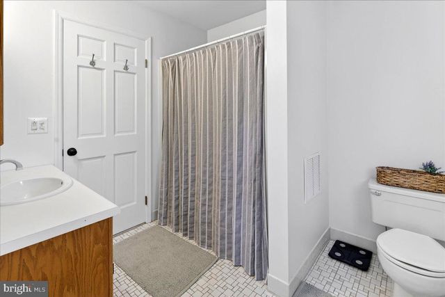 4 EATON CT, Hopewell, NJ 08525