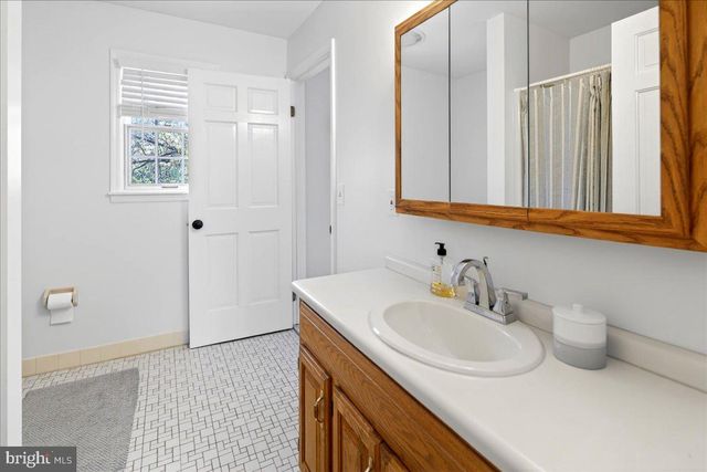 4 EATON CT, Hopewell, NJ 08525