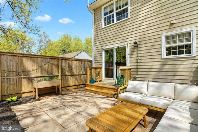 4 EATON CT, Hopewell, NJ 08525