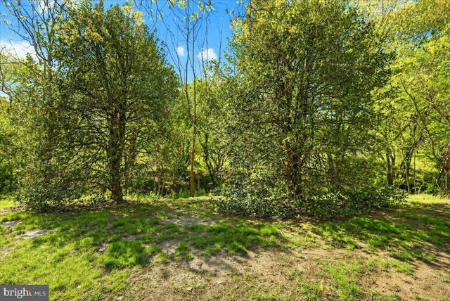 4 EATON CT, Hopewell, NJ 08525