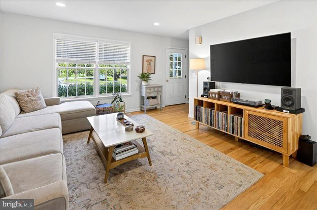 4 EATON CT, Hopewell, NJ 08525