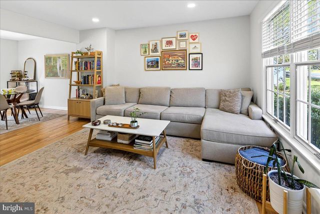 4 EATON CT, Hopewell, NJ 08525
