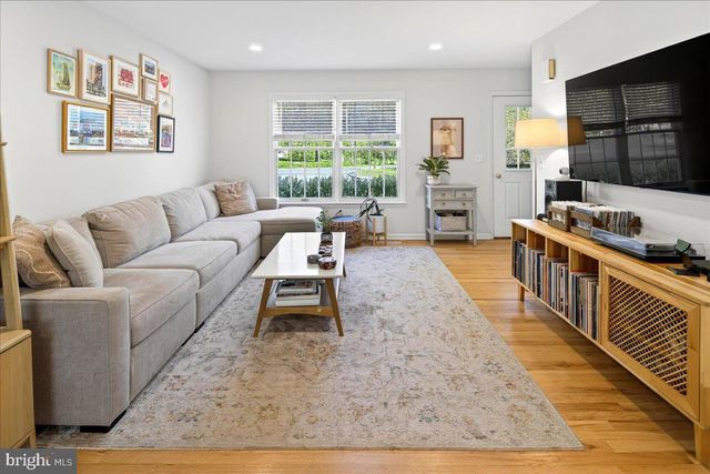 4 EATON CT, Hopewell, NJ 08525