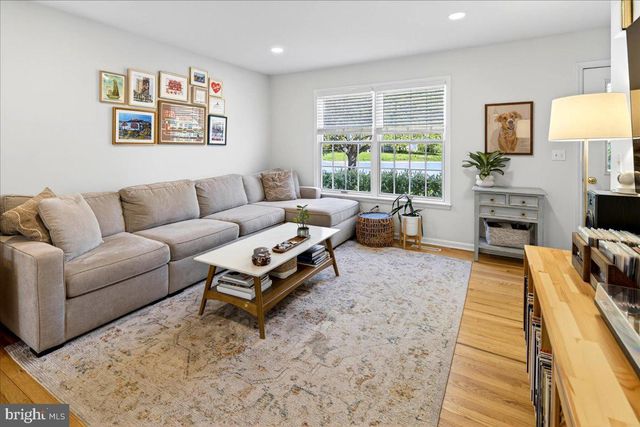 4 EATON CT, Hopewell, NJ 08525