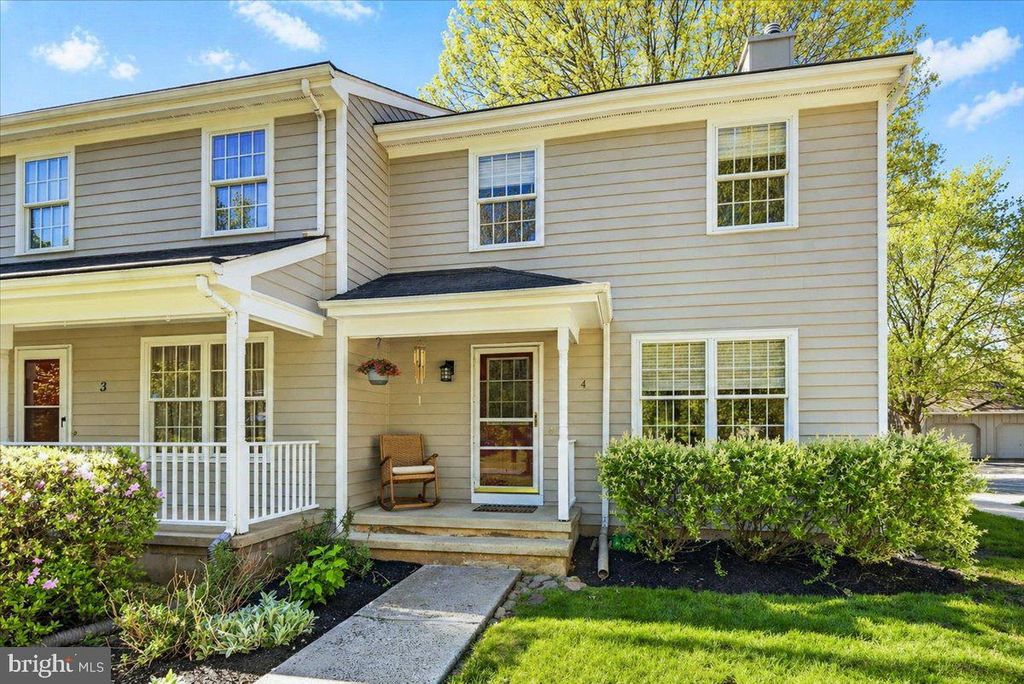 4 EATON CT, Hopewell, NJ 08525