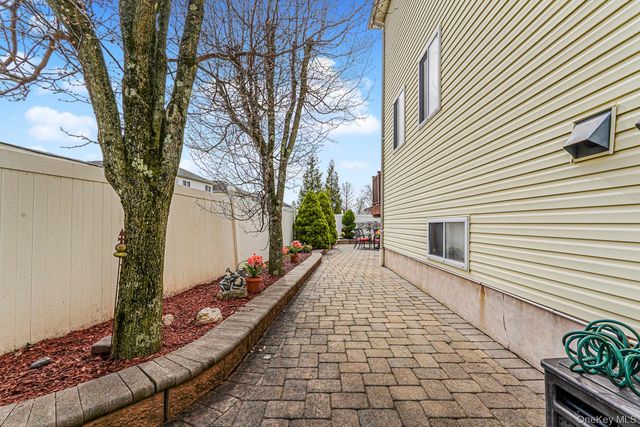 10 Dunhill Lane, Staten Island, NY 10309