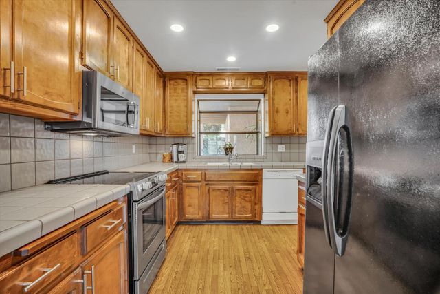 985 Camphor St, Manteca, CA 95337