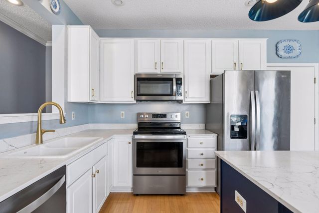 8377 Crabapple Court, Victoria, MN 55386