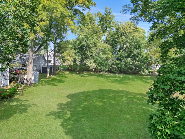 212 W Ellis Avenue, Libertyville, IL 60048