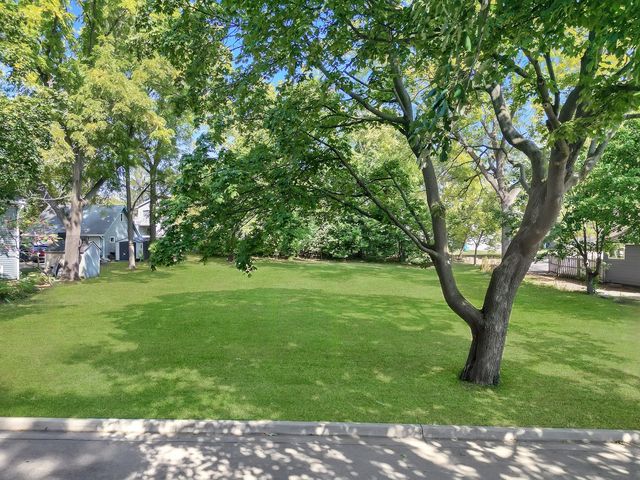 212 W Ellis Avenue, Libertyville, IL 60048