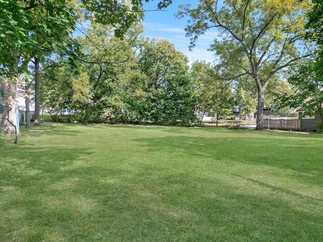 212 W Ellis Avenue, Libertyville, IL 60048