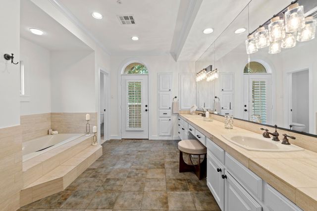 1937 Rue De St Tropez ST 5, Austin, TX 78746