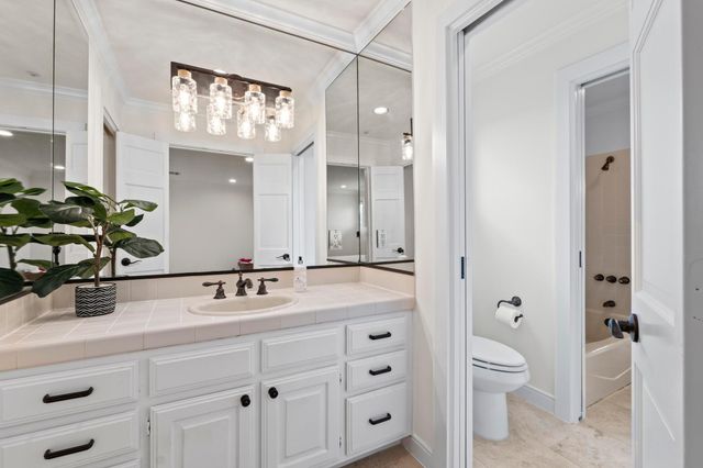 1937 Rue De St Tropez ST 5, Austin, TX 78746